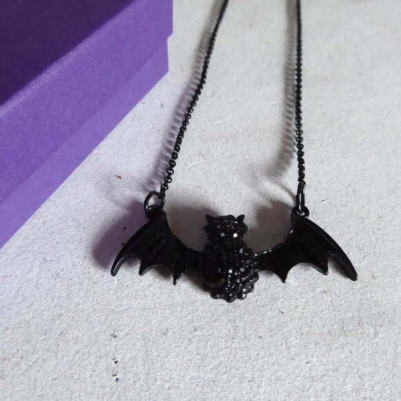 NEW 18” GOTHIC BEJEWELED VAMPIRE BAT WITH RED EYES CHOKER NECKLACE - Picture 1 of 9